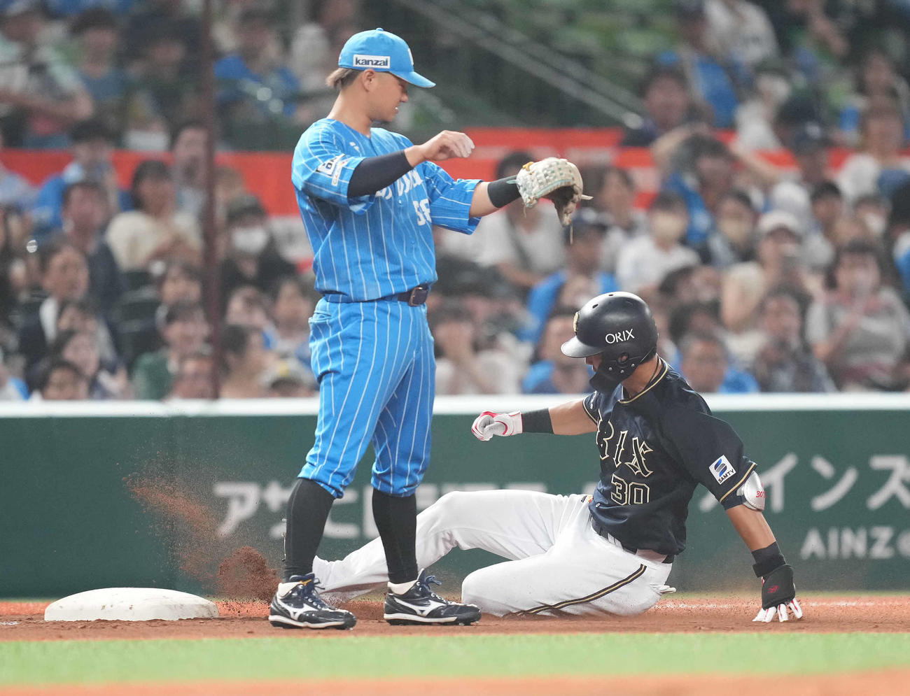 西武対オリックス　2回表オリックス2死満塁、走者一掃の右越え適時三塁打を放ち、三塁へ滑り込む広岡。三塁手佐藤龍（撮影・鈴木みどり）