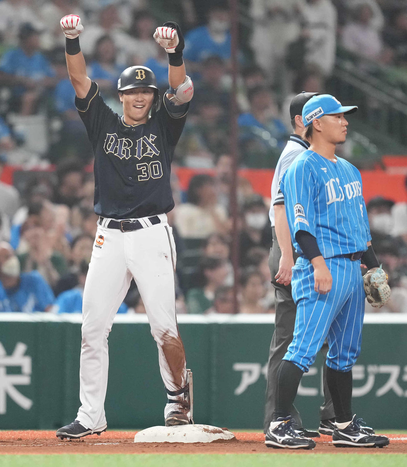 西武対オリックス　2回表オリックス2死満塁、走者一掃の右越え適時三塁打を放ち、塁上でガッツポーズする広岡。三塁手佐藤龍（撮影・鈴木みどり）