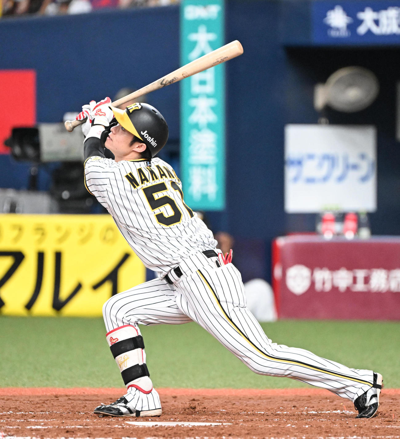 阪神対中日　3回裏阪神1死二、三塁、左犠飛を放つ中野（撮影・和賀正仁）