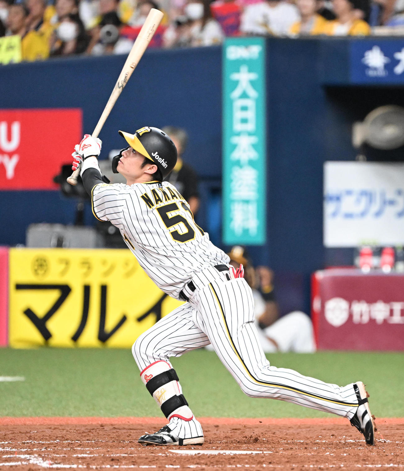 阪神対中日　3回裏阪神1死二、三塁、左犠飛を放つ中野（撮影・和賀正仁）