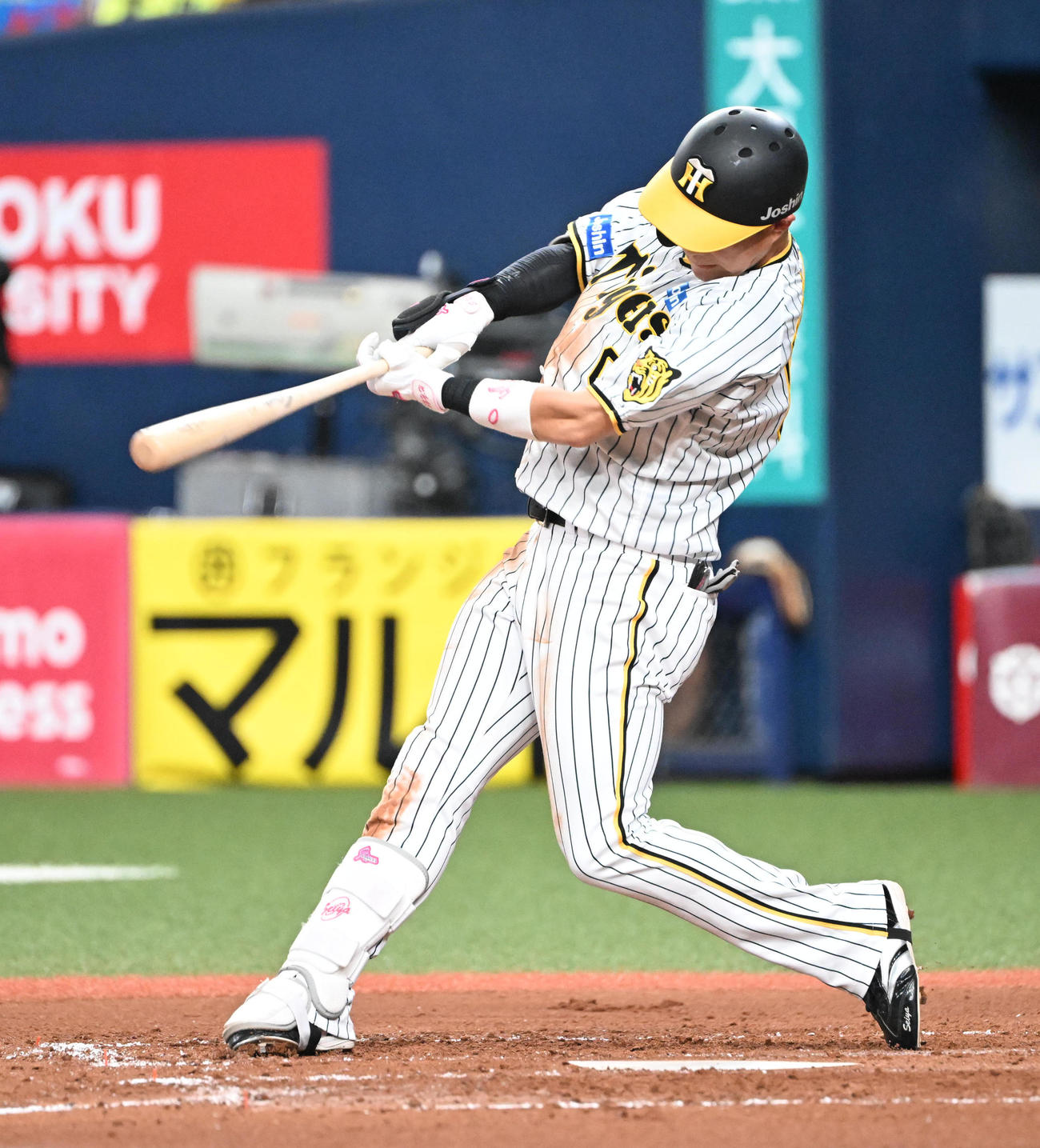 阪神対中日　4回裏阪神2死一、二塁、右前に勝ち越し適時打を放つ木浪（撮影・和賀正仁）