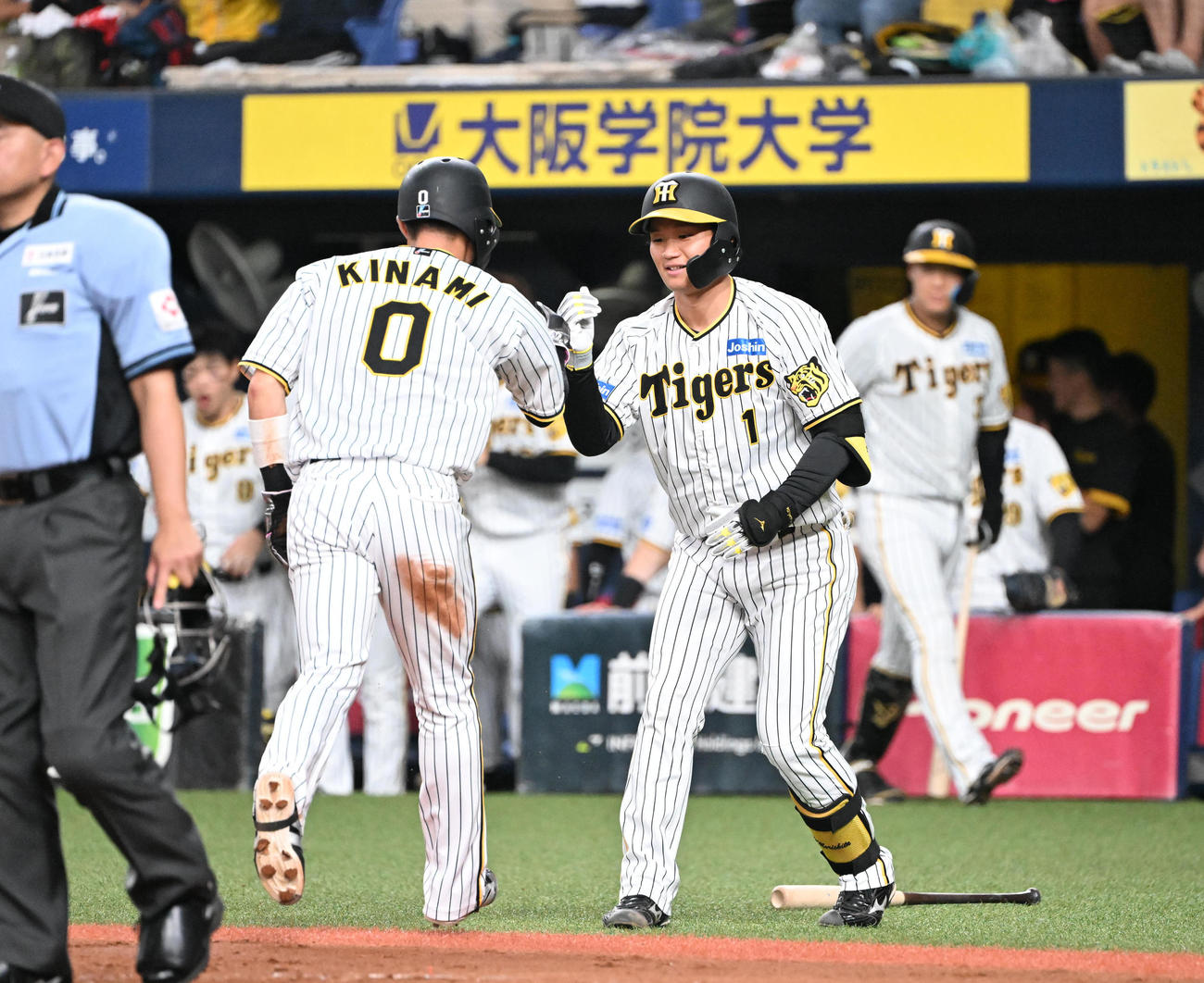 阪神対中日　3回裏阪神1死二、三塁、中野の左飛で生還した木浪を迎える森下（撮影・和賀正仁）