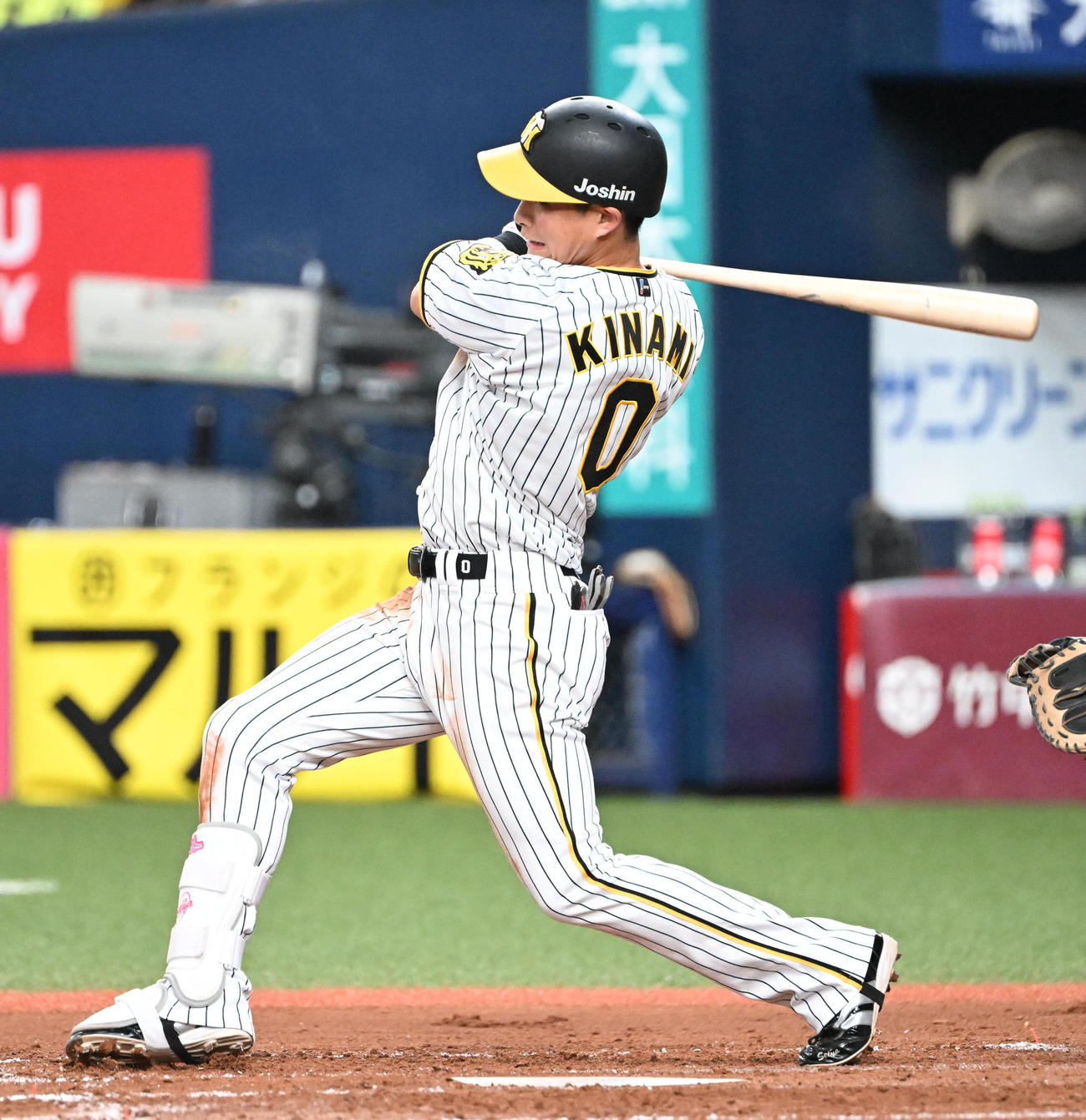 阪神対中日　4回裏阪神2死一、二塁、右前に勝ち越し適時打を放つ木浪（撮影・和賀正仁）