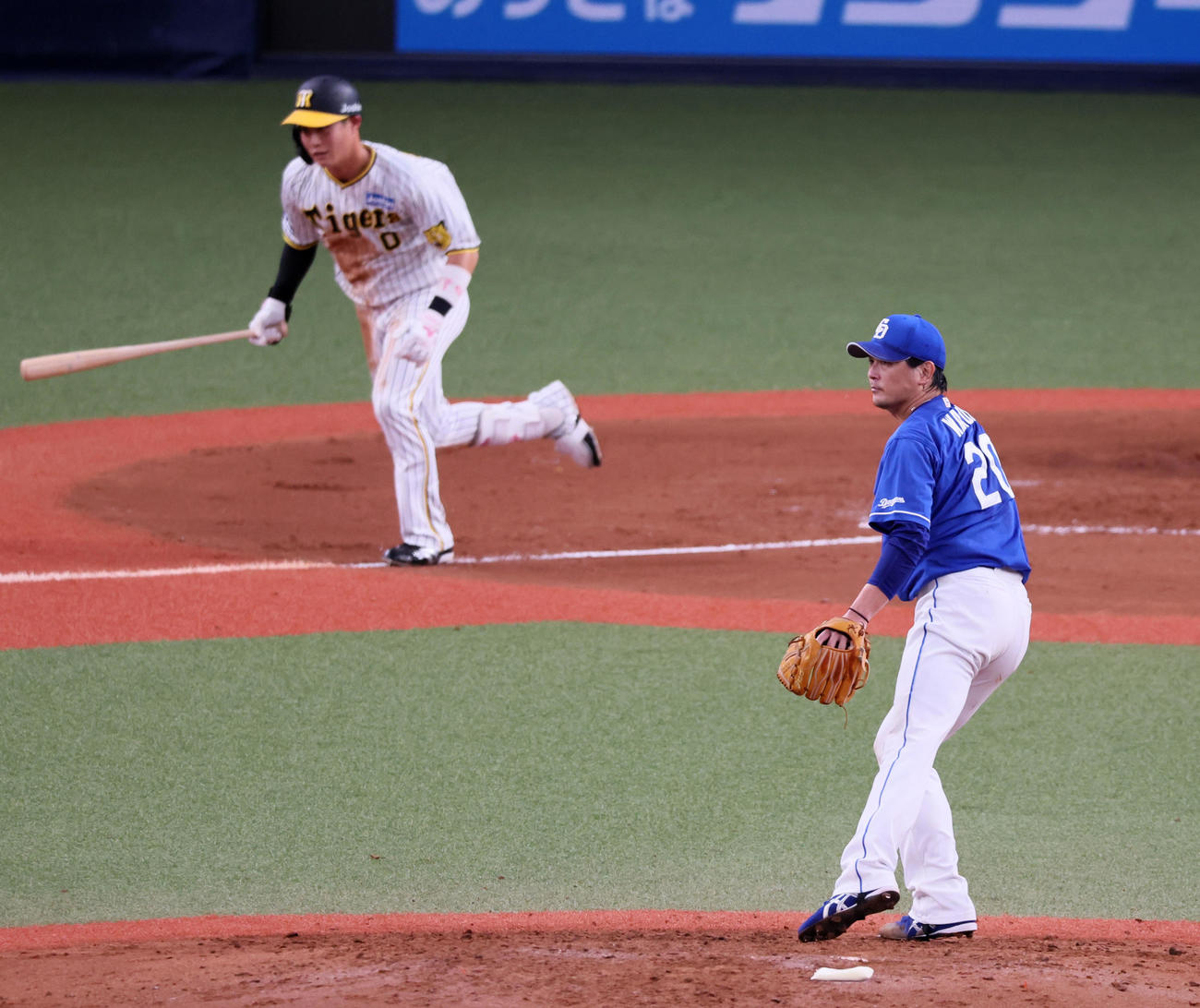 阪神対中日　4回裏阪神2死一、二塁、涌井は木浪に右適時打を打たれ失点（撮影・加藤哉）