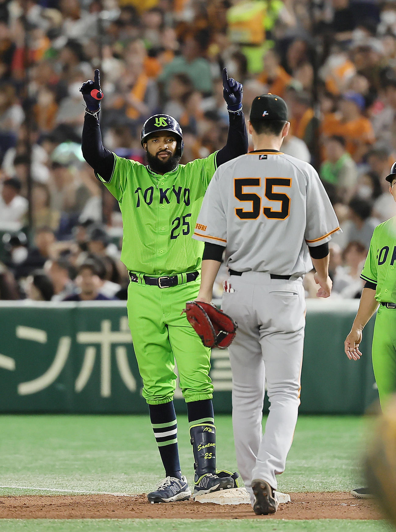 巨人対ヤクルト　6回表ヤクルト2死満塁、サンタナは中前2点適時打を放ち両手を上げ喜ぶ（撮影・足立雅史）