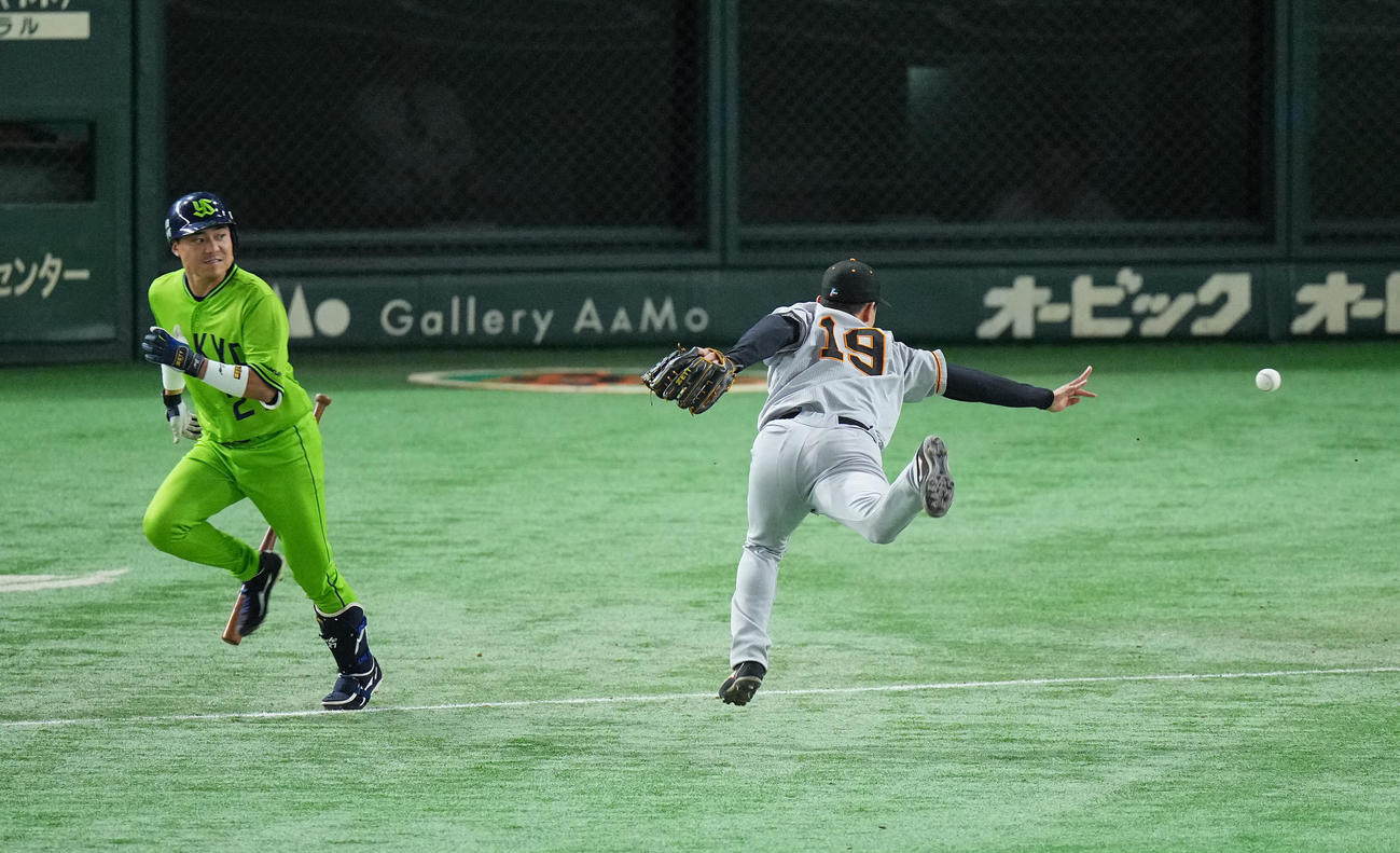 巨人対ヤクルト　6回表ヤクルト1死一、三塁、中村のスクイズの打球を片手で本塁にトスする山崎伊（撮影・垰建太）
