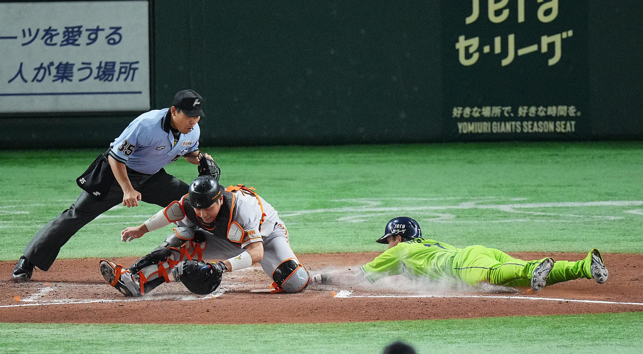 巨人対ヤクルト　6回表ヤクルト1死一、三塁、中村のスクイズで生還する長岡（右）。捕手大城（撮影・垰建太）