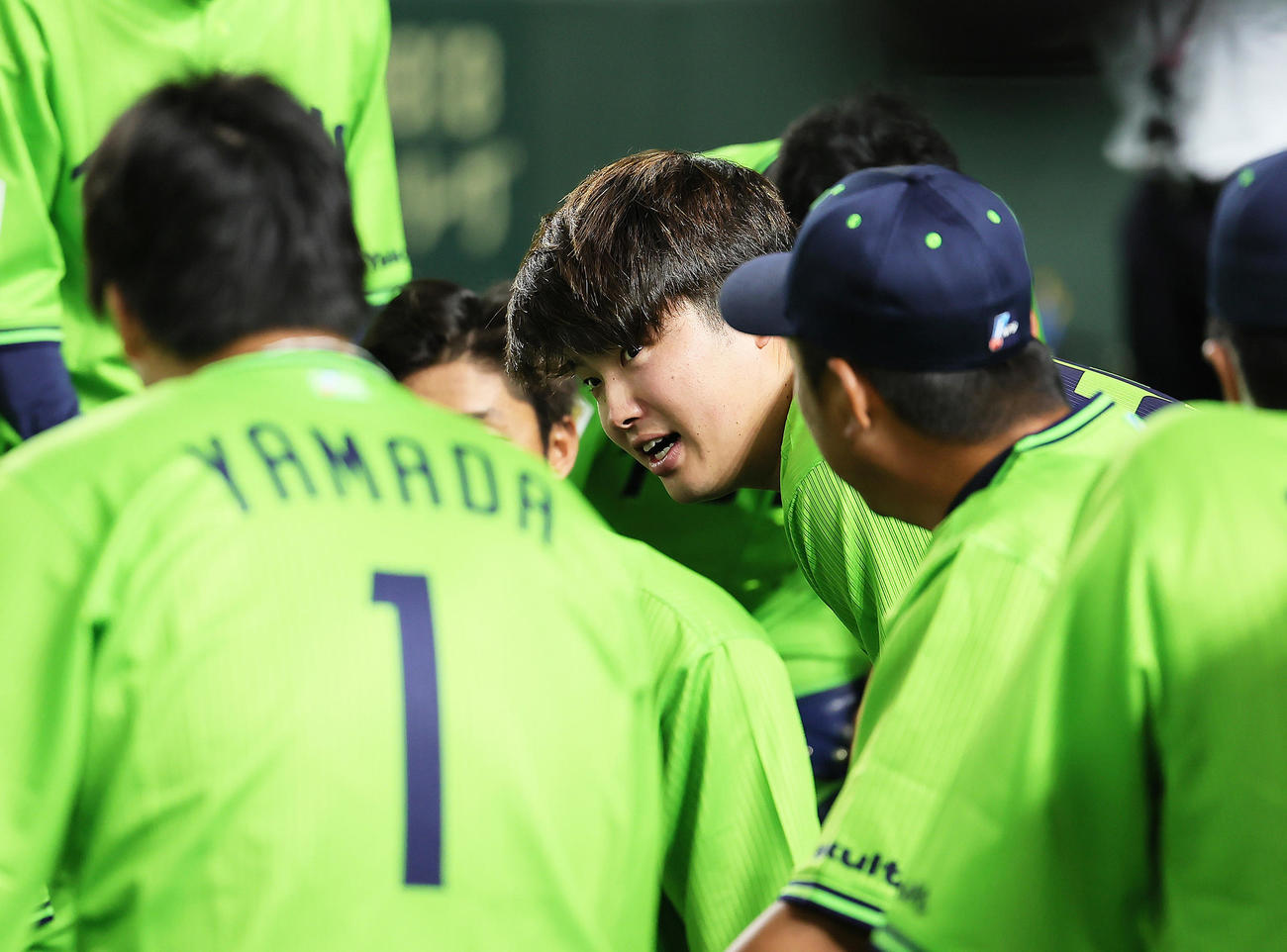 試合前、円陣の中央で声かけするヤクルト村上（撮影・足立雅史）