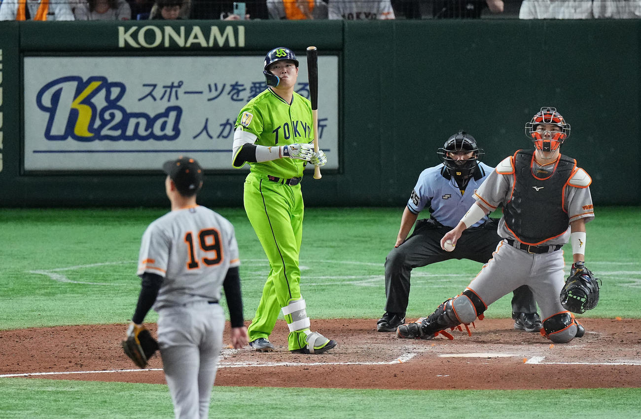 巨人対ヤクルト　6回表ヤクルト2死一、二塁、四球を選び満塁とする村上。投手山崎伊（撮影・垰建太