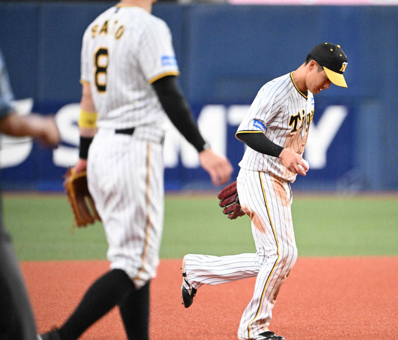 阪神対中日　6回表中日1死一、三塁、木下拓の打球をファンブルする遊撃手木浪（撮影・和賀正仁）