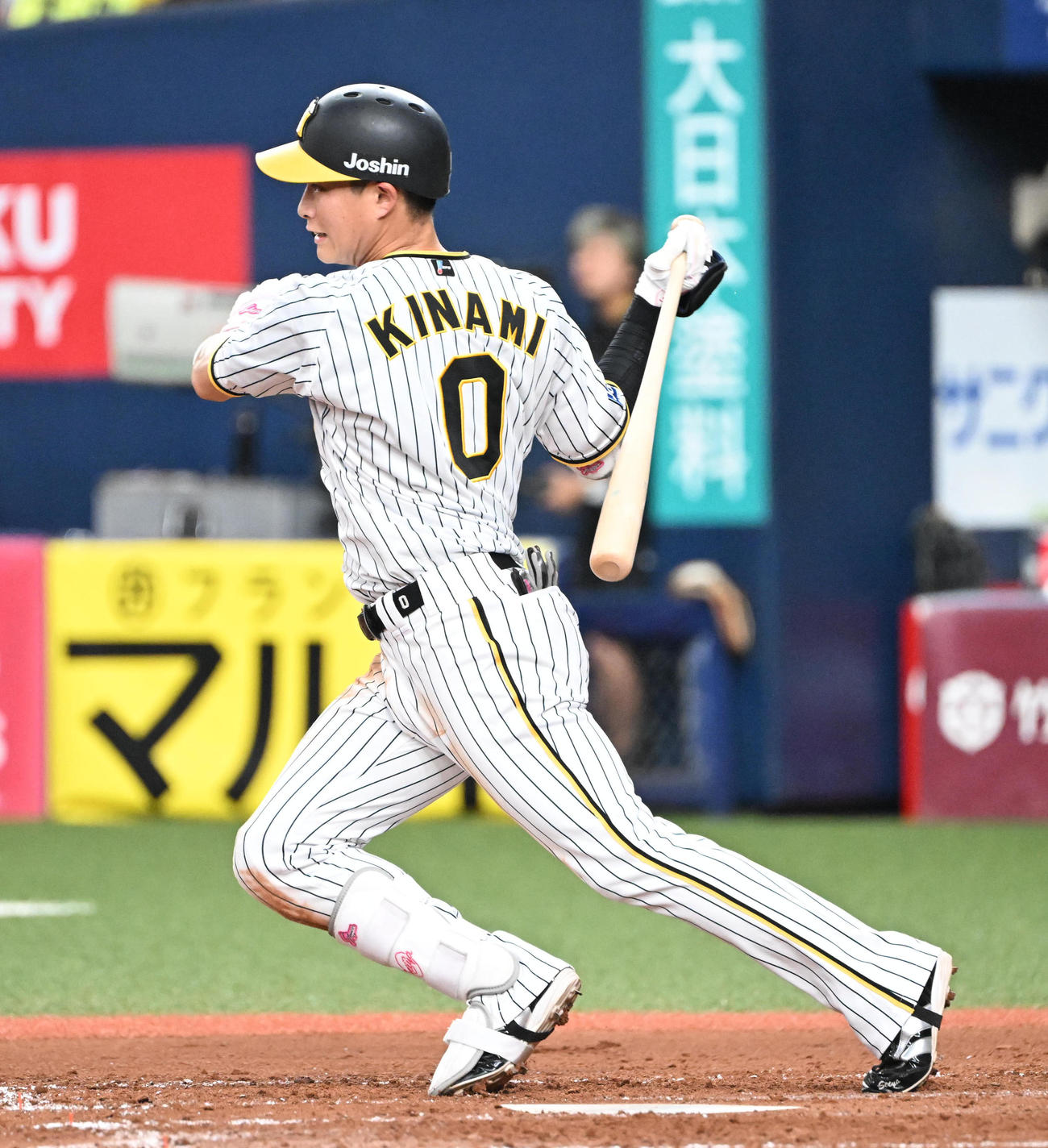 阪神対中日　4回裏阪神2死一、二塁、右前に勝ち越し適時打を放つ木浪（撮影・和賀正仁）