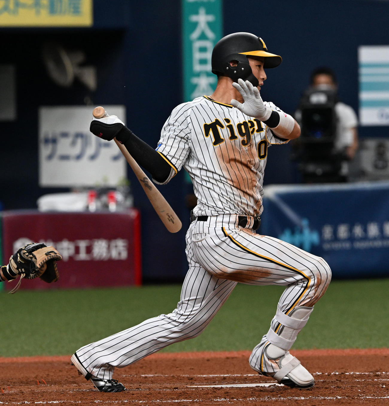 阪神対中日　4回裏阪神1死一、二塁、木浪は右前適時打を放つ（撮影・前岡正明）