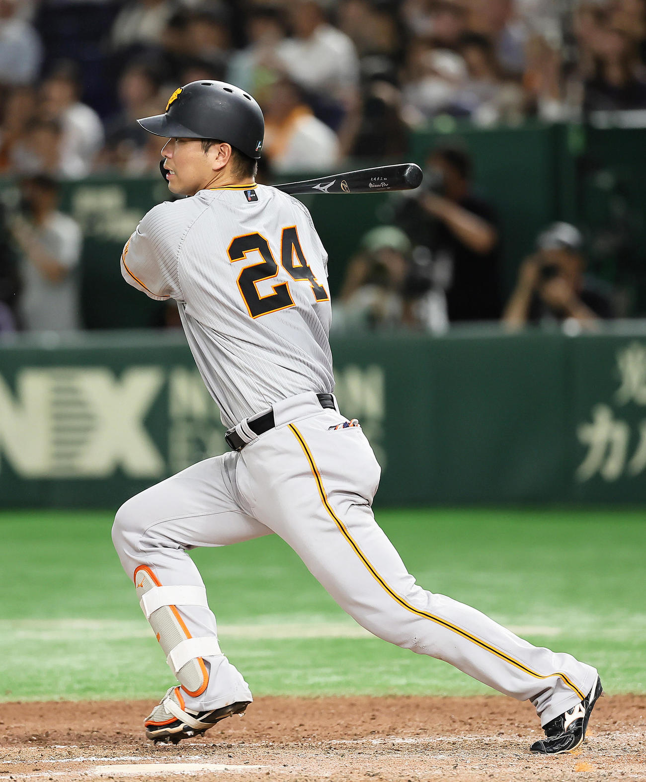 巨人対ヤクルト　6回裏巨人2死一、二塁、大城は中前適時打を放つ（撮影・足立雅史）