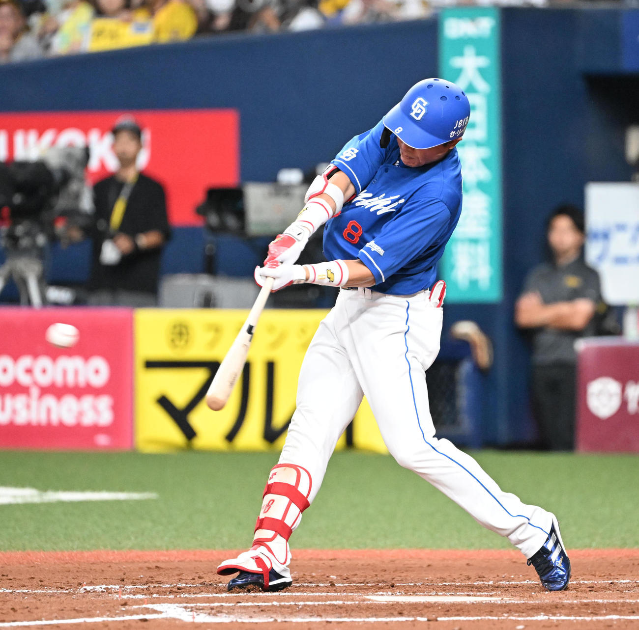 阪神対中日　7回表中日1死、中前打を放つ大島（撮影・和賀正仁）