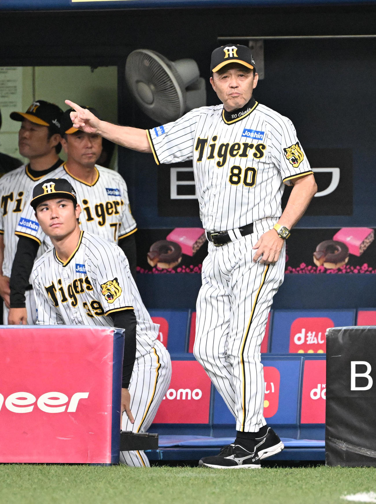 阪神対中日　7回裏阪神無死一塁、四球を選んだミエセスに代走を告げる阪神岡田監督（撮影・和賀正仁）