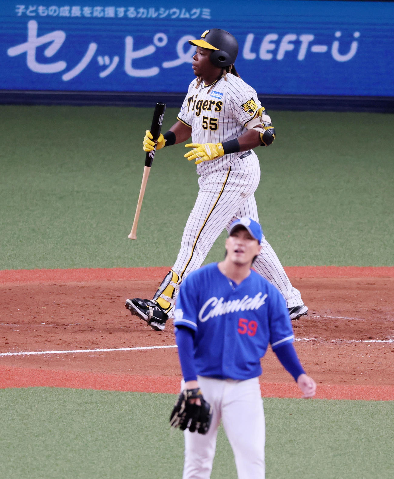 阪神対中日　7回裏阪神無死、代打糸原の代打ミエセスは四球を選ぶ。投手は斉藤（撮影・加藤哉）