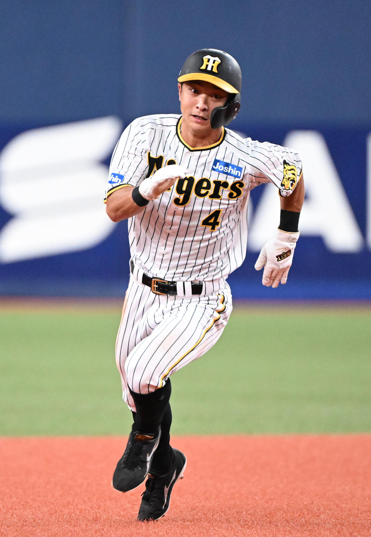 阪神対中日　7回裏阪神2死一塁、森下翔太の二塁打で本塁に向かう熊谷敬宥（撮影・和賀正仁）