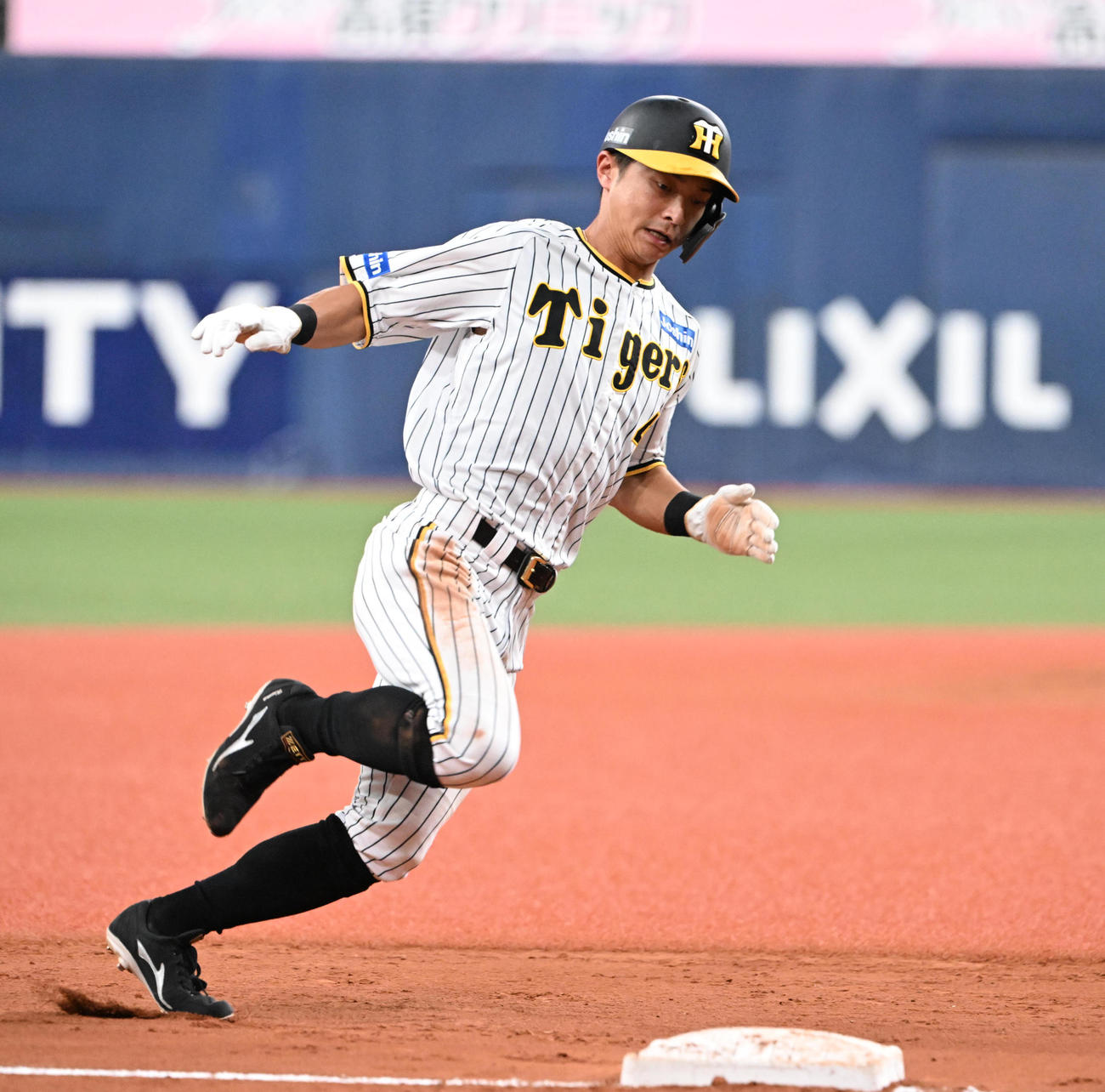 阪神対中日　7回裏阪神2死一塁、森下翔太の二塁打で本塁に向かう熊谷敬宥（撮影・和賀正仁）