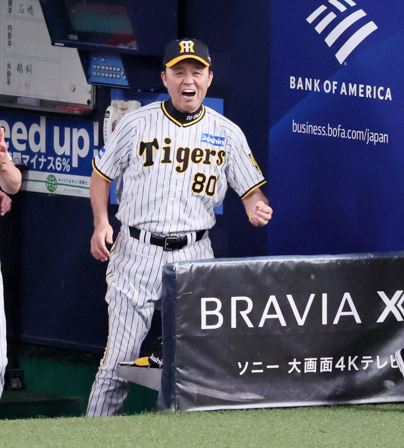 阪神対中日　7回裏阪神2死一塁、森下の中適時二塁打で同点に追いつきベンチでガッツポーズを見せる岡田監督（撮影・加藤哉）