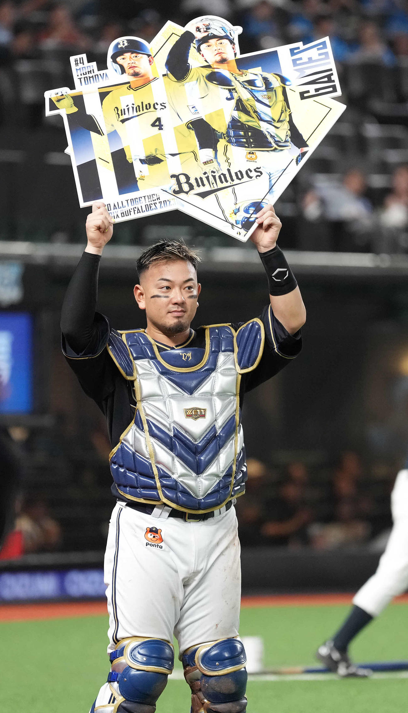 西武対オリックス　通算1000試合出場を果たし、ボードを掲げるオリックス森（撮影・鈴木みどり）
