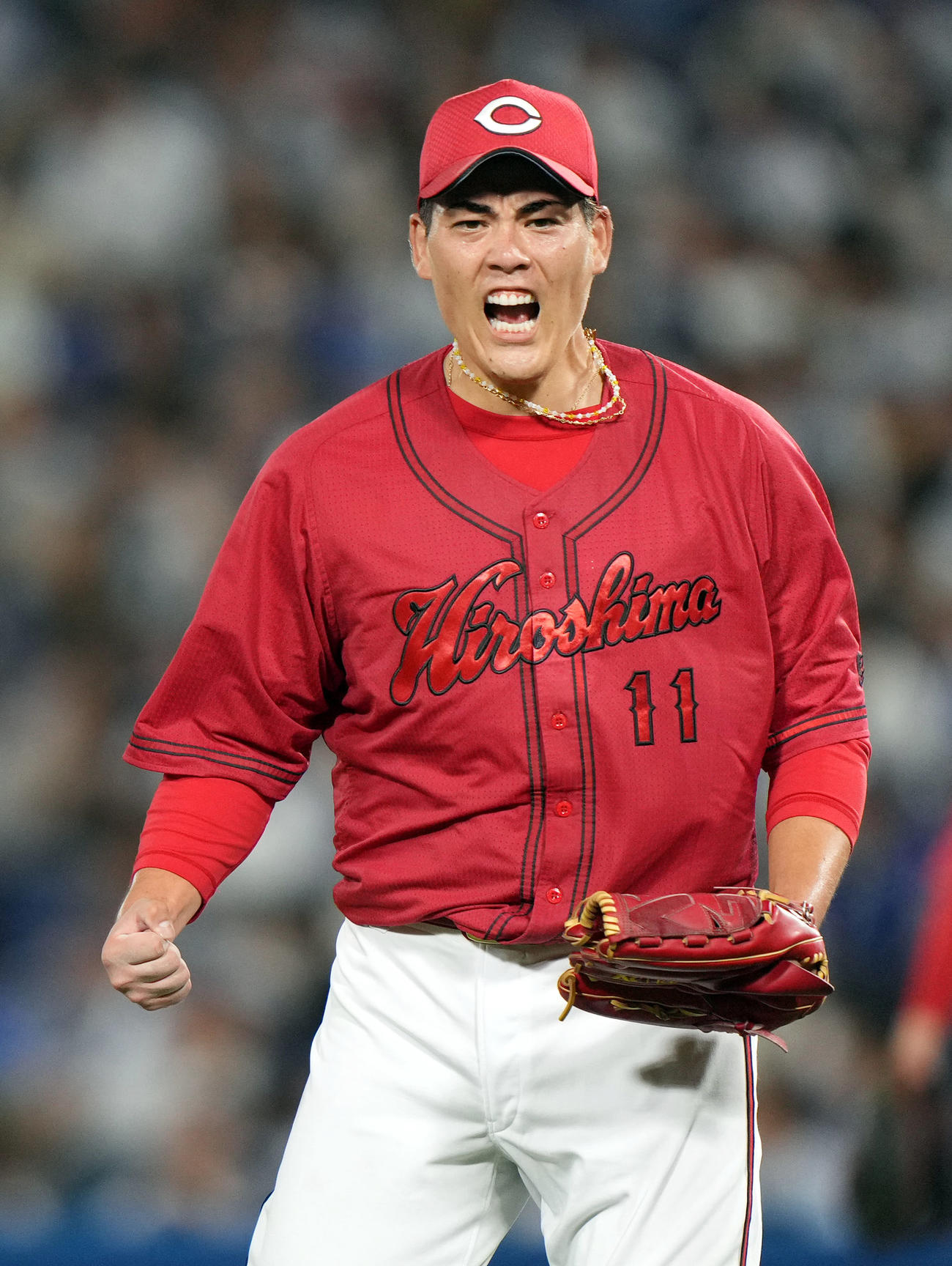 DeNA対広島　5回裏DeNA2死一、三塁、代打楠本を右飛に打ち取り、雄たけびを上げる九里（撮影・狩俣裕三）