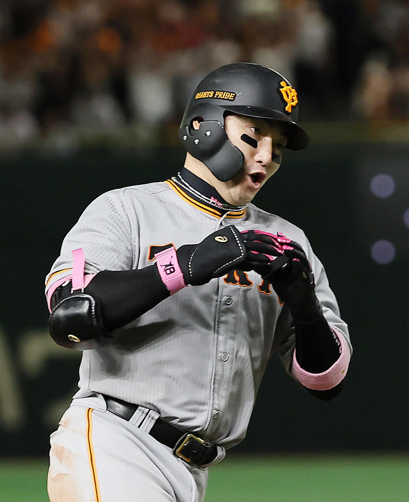 巨人対ヤクルト　8回裏巨人1死、丸は右越え本塁打を放つ（撮影・足立雅史）