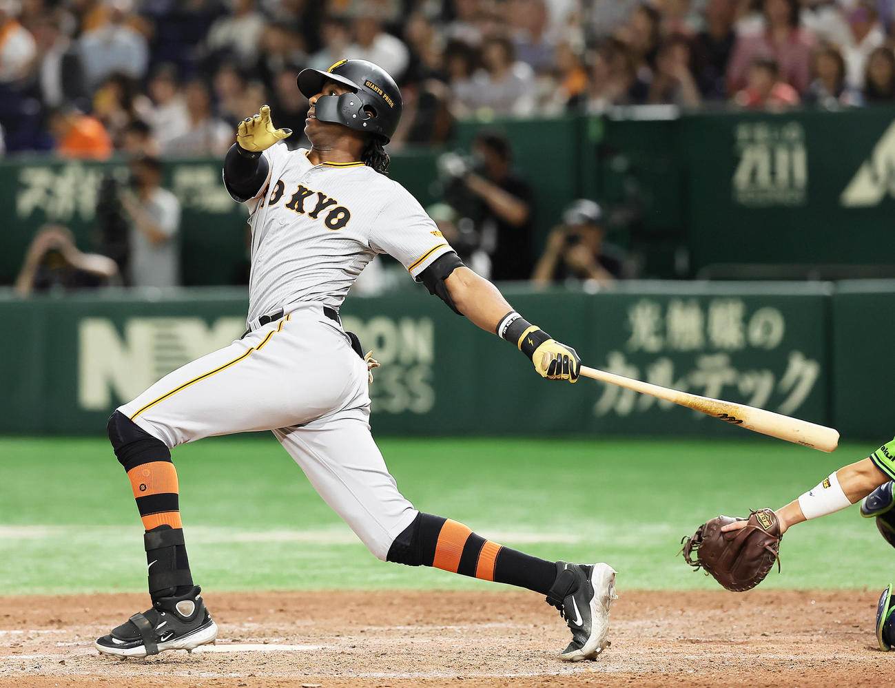 巨人対ヤクルト　8回裏巨人1死、ブリンソンは2者連続となる左越え本塁打を放つ（撮影・足立雅史）