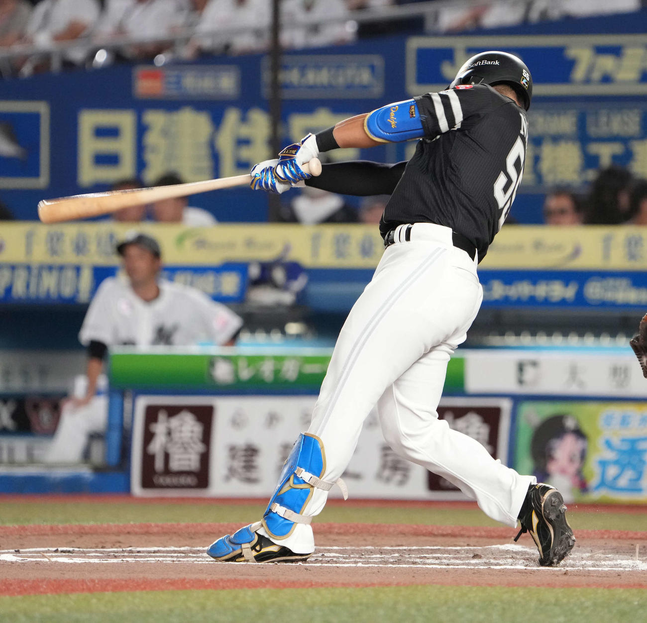 ロッテ対ソフトバンク、8回表ソフトバンク1死、代打野村大は右越えにソロ本塁打を放つ（撮影・小沢裕）