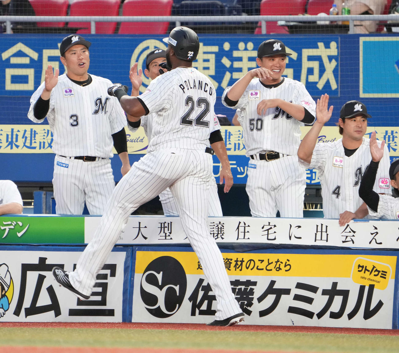 ロッテ対ソフトバンク、1回裏ロッテ2死一塁、ポランコ（中央）は右越えに2点本塁打を放ちベンチのナインの祝福を受ける（撮影・小沢裕）