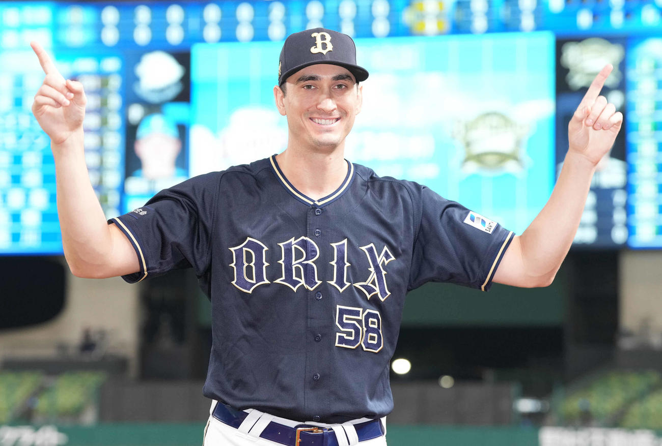 西武対オリックス　勝利投手のオリックス・ワゲスパックは笑顔でポーズ（撮影・鈴木みどり）