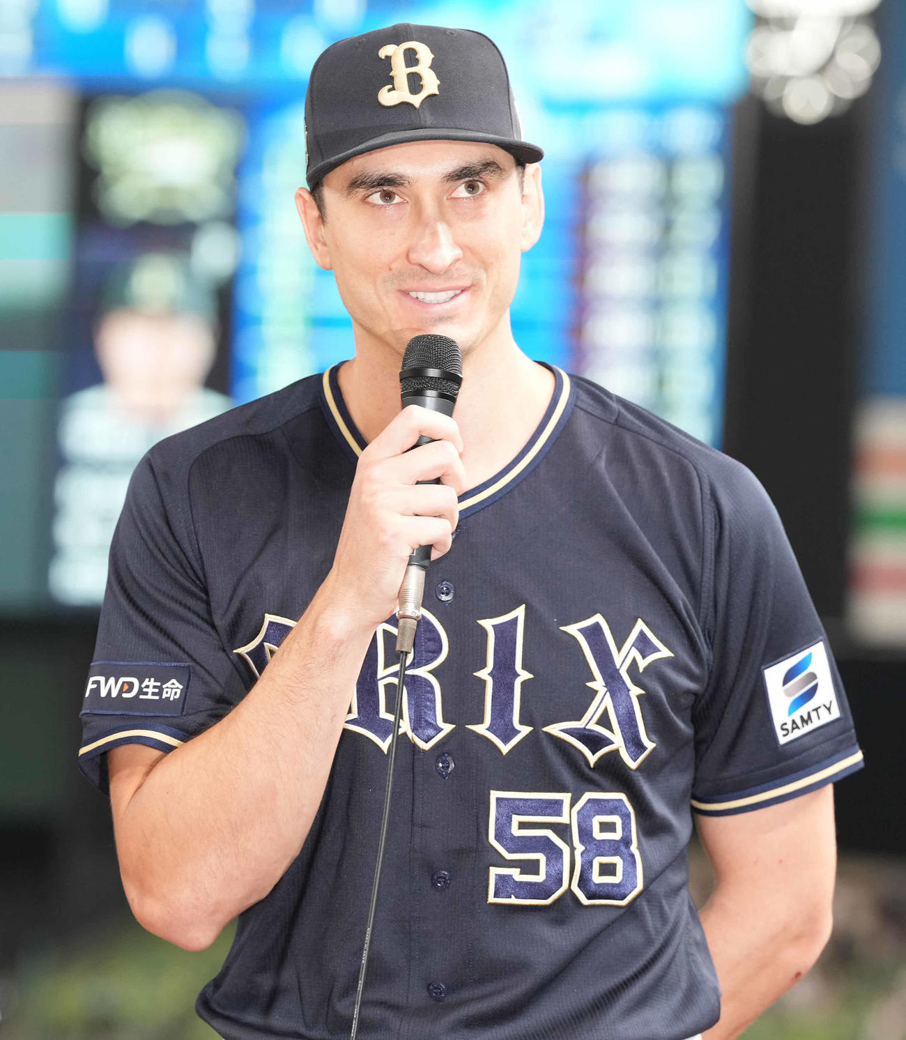 西武対オリックス　勝利投手のオリックス・ワゲスパックはヒーローインタビューで流ちょうな日本語を披露する（撮影・鈴木みどり）