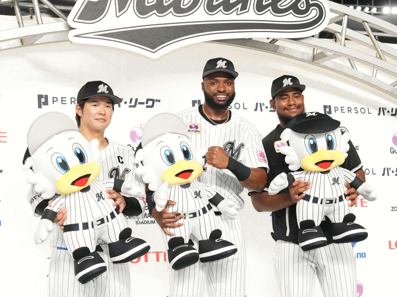 ロッテ対ソフトバンク、お立ち台でポーズを決める、左からロッテ中村奨、ポランコ、先発のメルセデス（撮影・小沢裕）