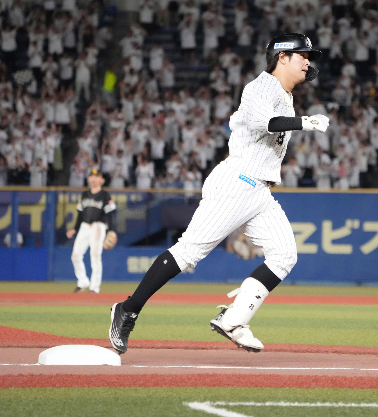ロッテ対ソフトバンク、3回裏ロッテ2死、中村奨は左越えにソロ本塁打を放ち三塁をまわる（撮影・小沢裕）