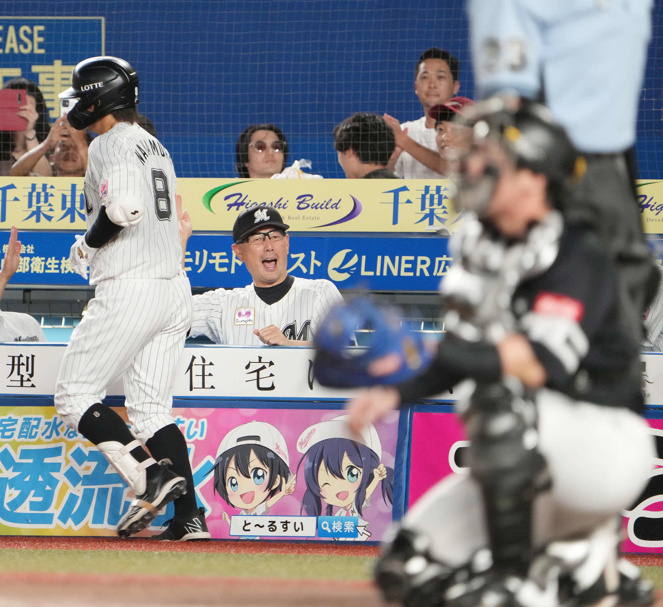 ロッテ対ソフトバンク、3回裏ロッテ2死、中村奨（左）は左越えにソロ本塁打を放ち吉井監督の祝福を受ける（撮影・小沢裕）