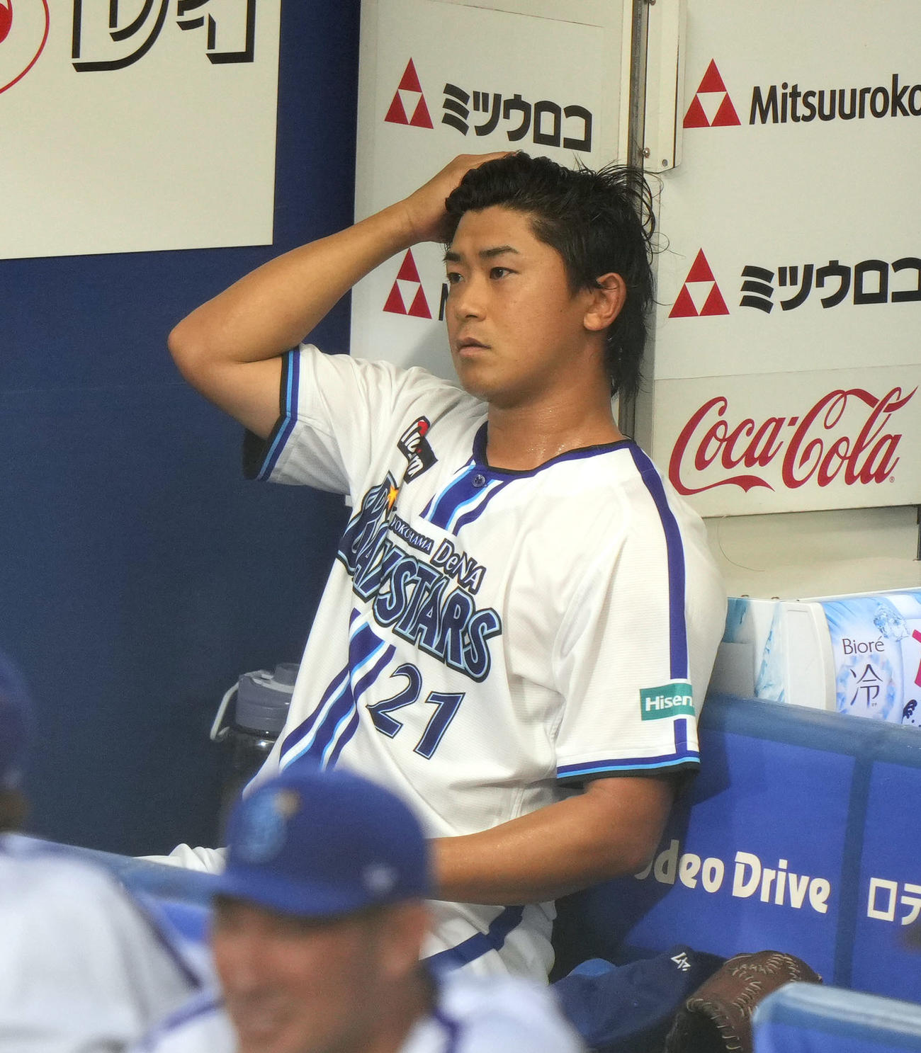 DeNA対広島　1回表を終え、ぶぜんとした表情のDeNA先発の今永（撮影・狩俣裕三）