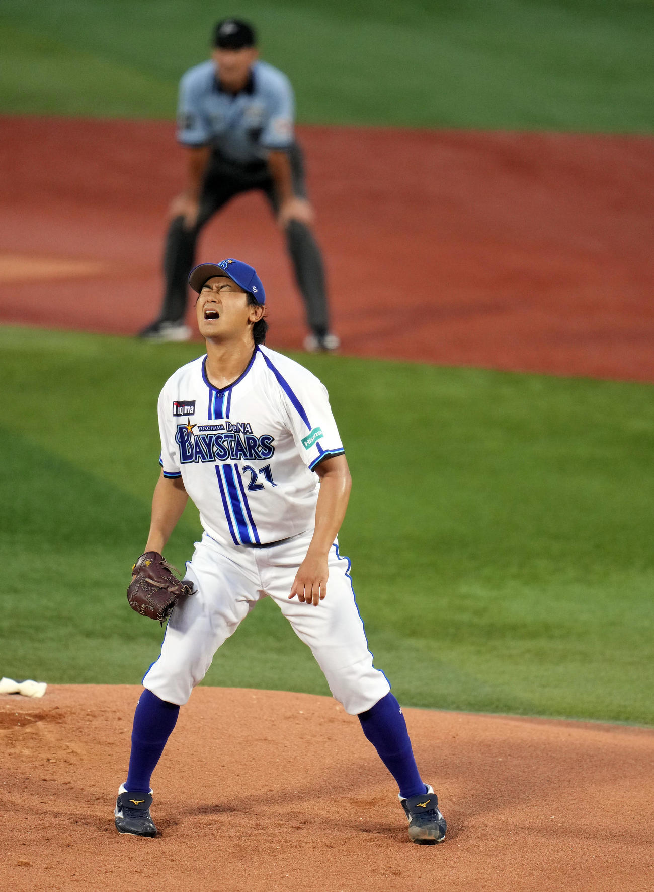 DeNA対広島　1回表広島1死二、三塁、西川に投げた球がファウルとなり、悔しい表情を見せるDeNA先発の今永（撮影・狩俣裕三）