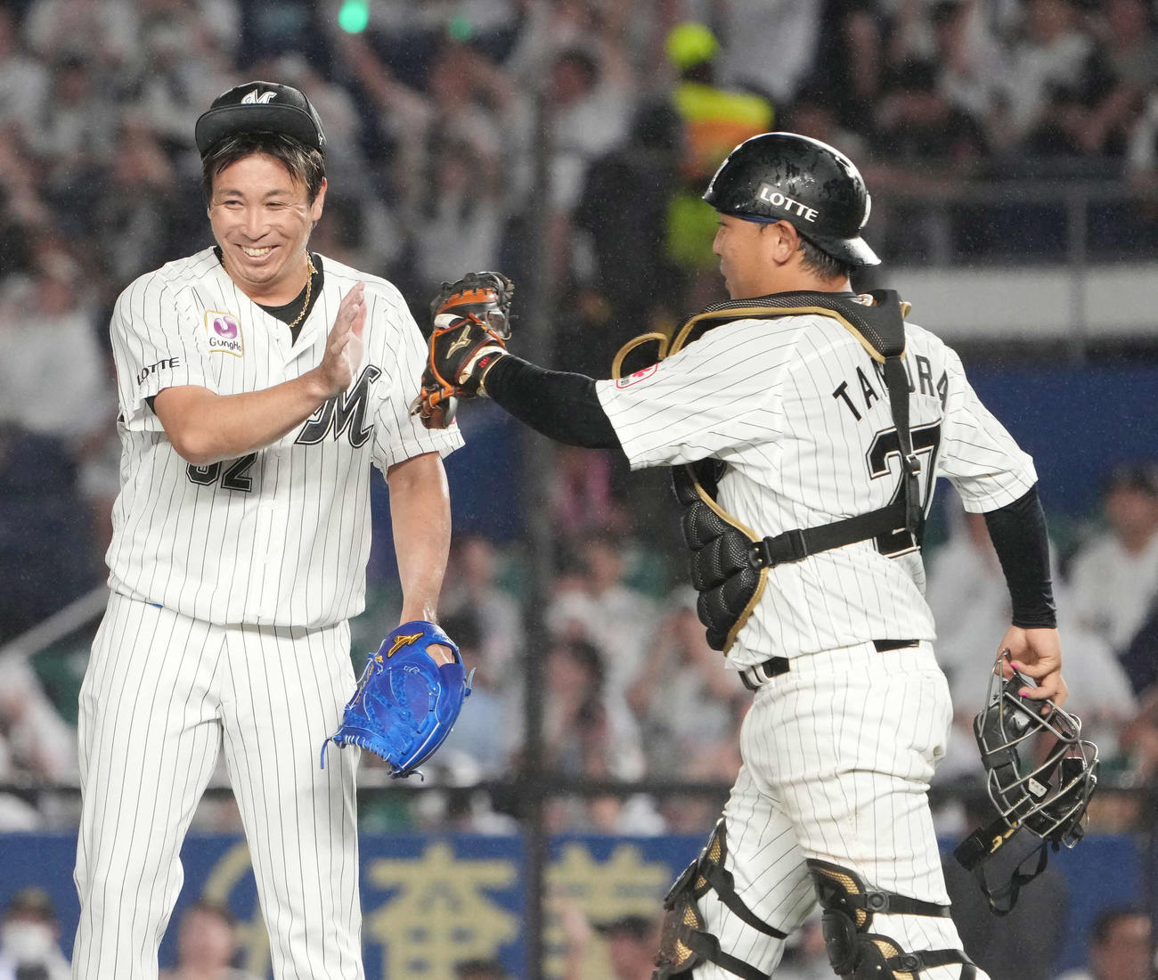ロッテ対ソフトバンク　ロッテ田村龍弘（右）は最後を締めた益田とハイタッチ（撮影・小沢裕）