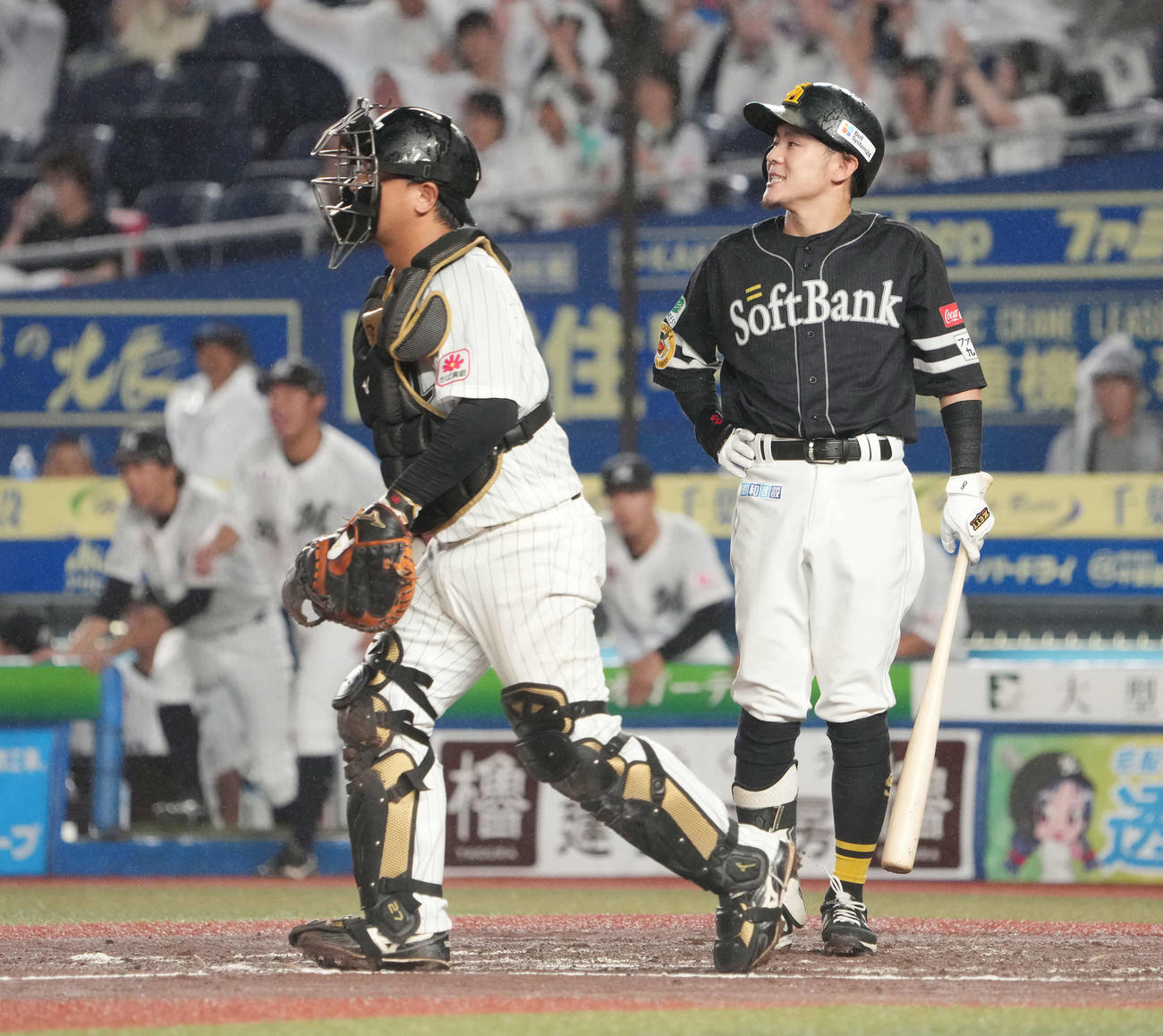 ロッテ対ソフトバンク、9回表ソフトバンク2死一塁、代打牧原大（右）は見逃し三振に倒れる（撮影・小沢裕）