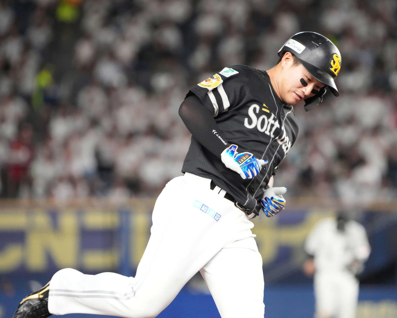 ロッテ対ソフトバンク、8回表ソフトバンク1死、代打野村大は右越えにソロ本塁打を放ち三塁をまわる（撮影・小沢裕）