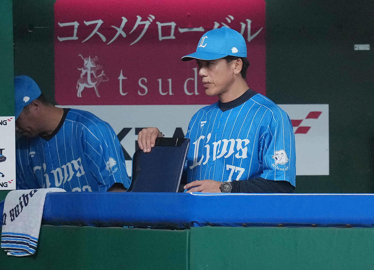 西武対オリックス　オリックスに敗れ浮かない表情の西武松井監督（右）（撮影・鈴木みどり）