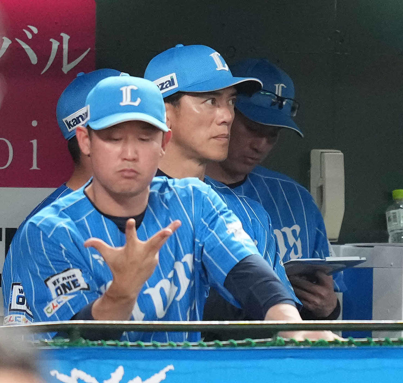 西武対オリックス　試合を見る西武松井監督（中央）（撮影・鈴木みどり）