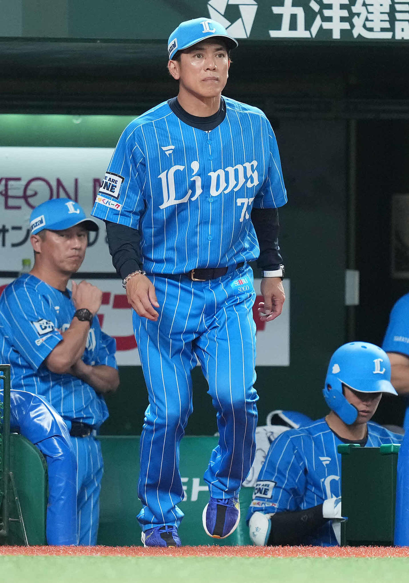 西武対オリックス　8回表の選手交代を告げるためベンチを出る西武松井監督（撮影・鈴木みどり）
