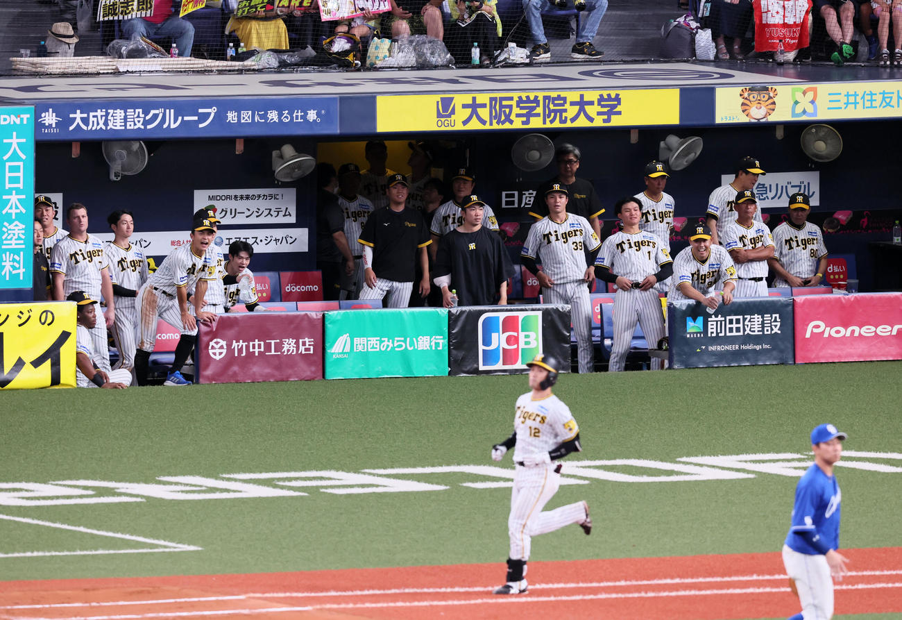 阪神対中日　9回裏阪神2死満塁、坂本はサヨナラ機に中飛を打ち上げ延長戦突入（撮影・加藤哉）