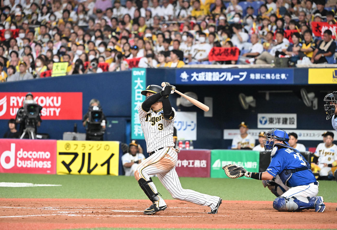 阪神対中日　9回裏阪神2死、左前打を放つ大山（撮影・和賀正仁）