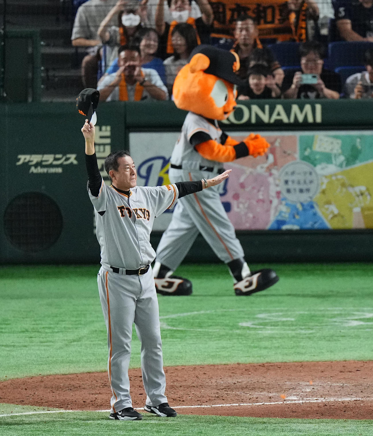 巨人対ヤクルト　ヤクルトに逆転勝利でファンに手を振る巨人原監督（撮影・垰建太）