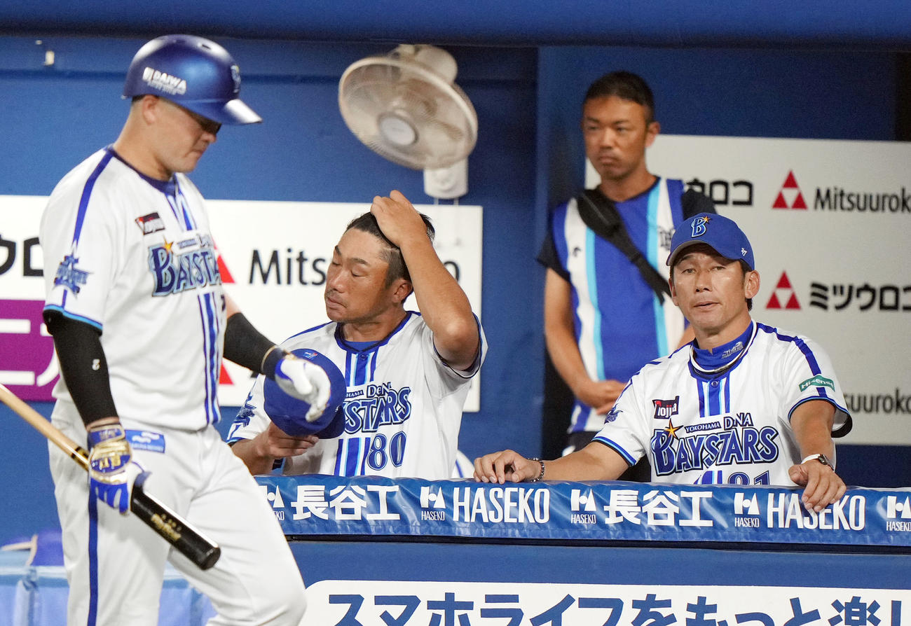 DeNA対広島　6回裏途中、厳しい表情を見せる三浦監督（右）（撮影・狩俣裕三）