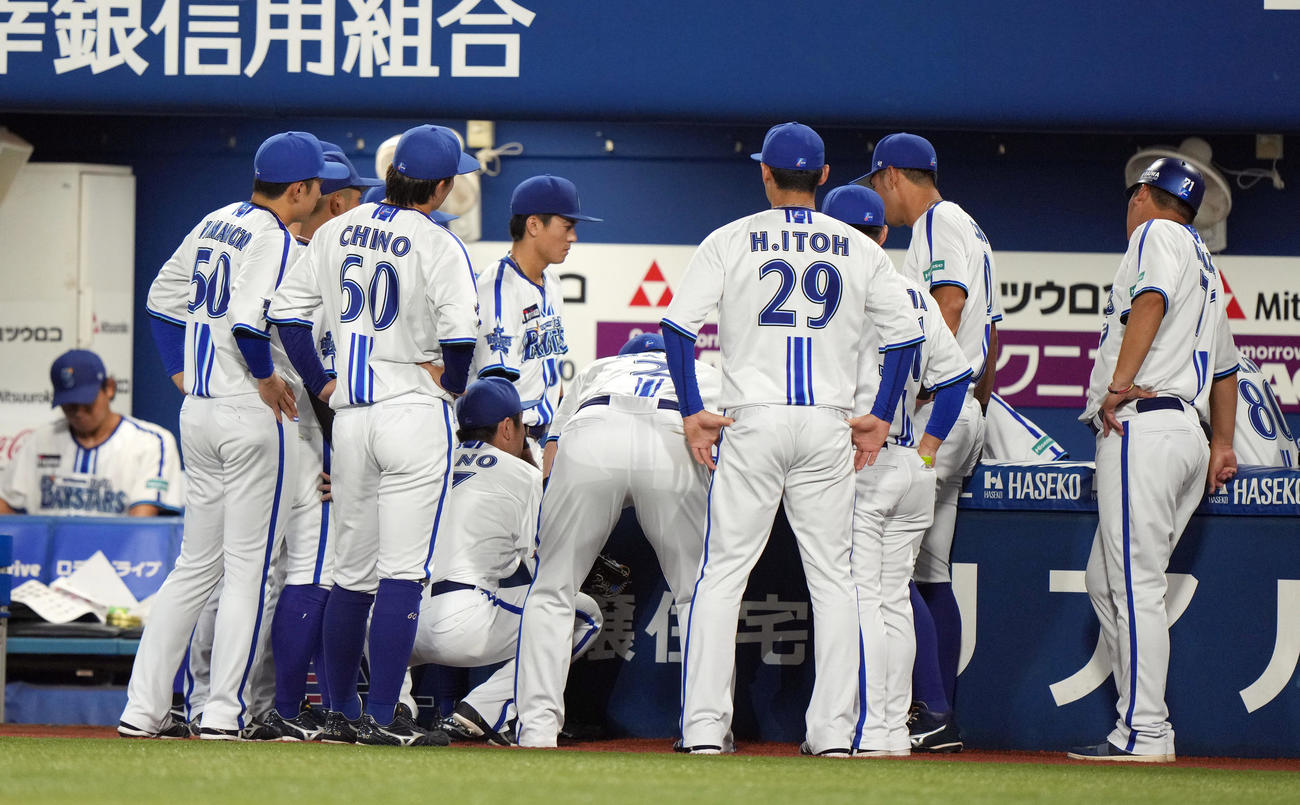 DeNA対広島　5回表を終え、円陣を組むDeNAの選手たち（撮影・狩俣裕三）