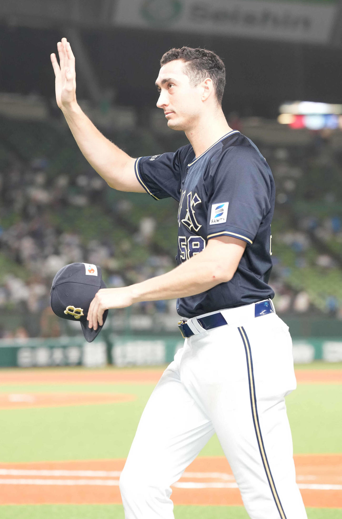 西武対オリックス　勝利投手のオリックス・ワゲスパックはファンの声援に応える（撮影・鈴木みどり）