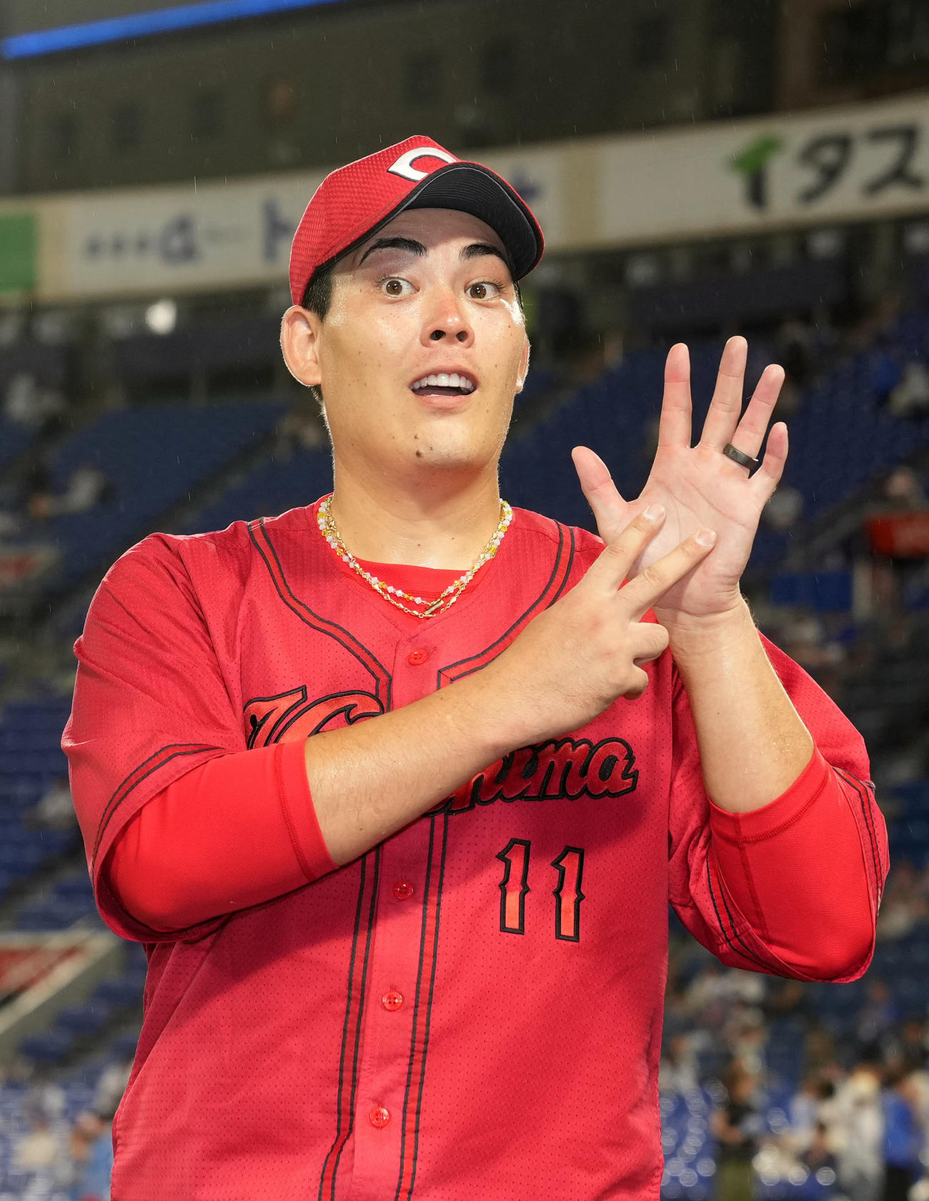 DeNA対広島　無四球完封勝ちで7勝目を挙げ、笑顔を見せる九里（撮影・狩俣裕三）
