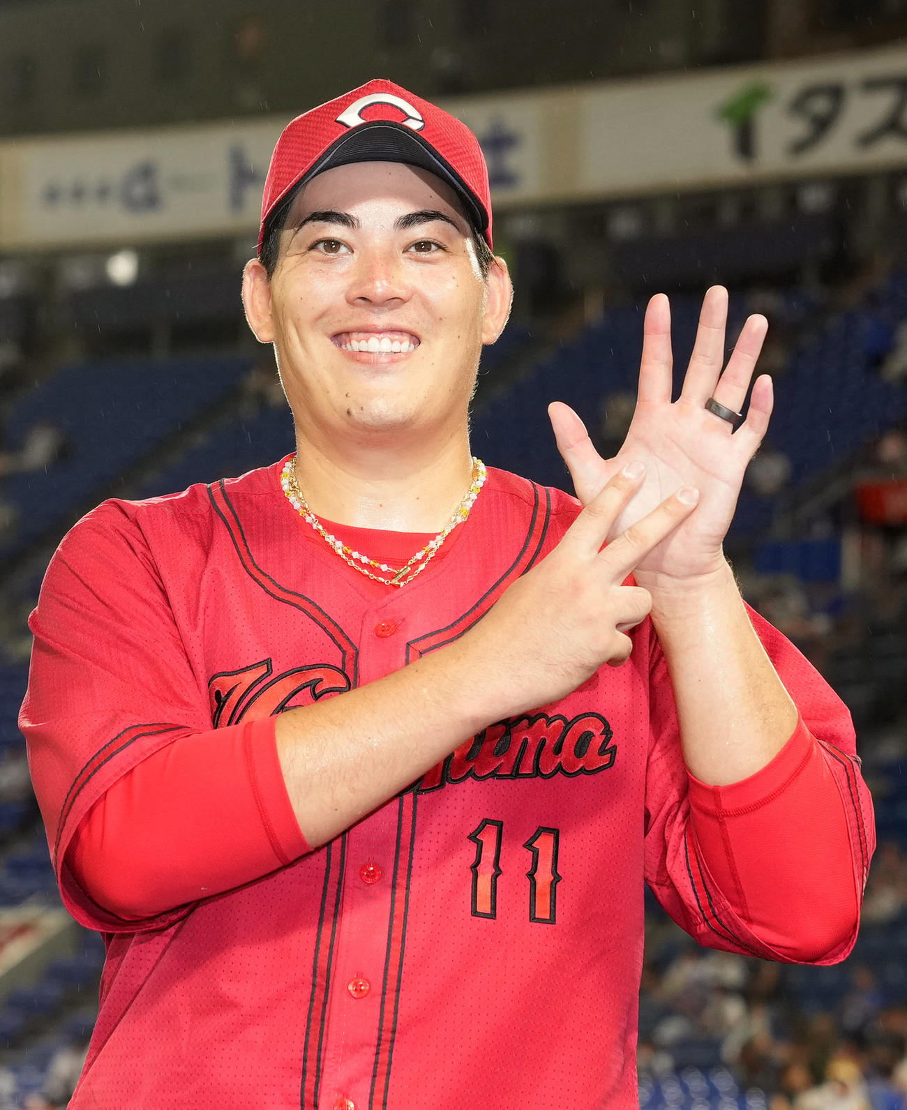 DeNA対広島　無四球完封勝ちで7勝目を挙げ、笑顔を見せる九里（撮影・狩俣裕三）